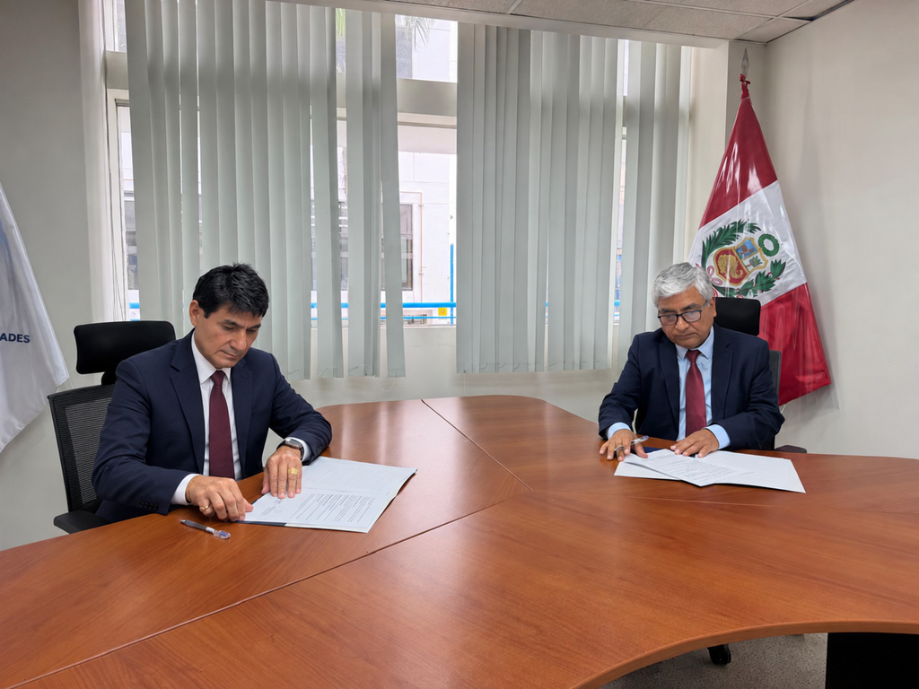 Alex Trujillo, gerente general de Okeanos Technology, y Carlos Campomanes, gerente general de la UCH, durante la firma del convenio de colaboración.